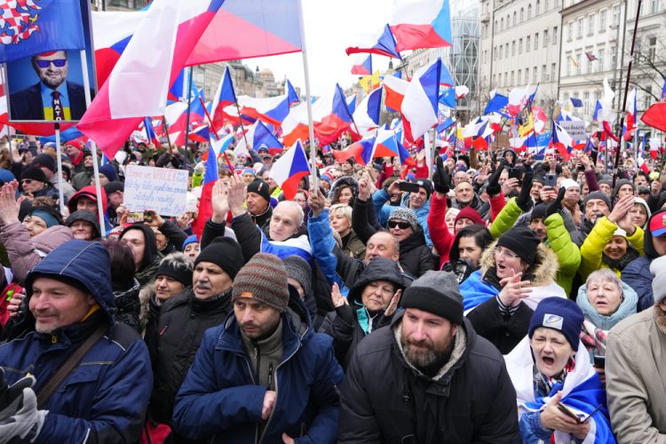 Ľudia sa schádzajú na protivládnej demonštrácii na Václavskom námestí v Prahe, Česká republika, v sobotu 11. marca 2023. Tisíce Čechov sa v sobotu v hlavnom meste zhromaždili proti vláde, protestovali proti vysokej inflácii a žiadali, aby krajina ukončila vojenskú podporu Ukrajine napadnutej Ruskom (Foto: SITA/AP Photo/Petr David Josek)