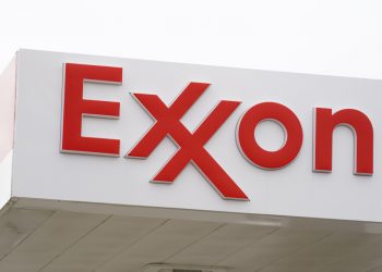 Nápis na čerpacej stanici Exxon (Foto: SITA/AP Photo/Matt Rourke)