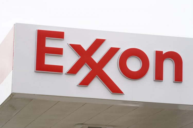 Nápis na čerpacej stanici Exxon (Foto: SITA/AP Photo/Matt Rourke)