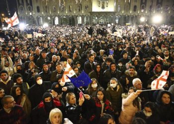 Protestujúci počúvajú rečníka počas zhromaždenia proti návrhu zákona zameraného na obmedzenie vplyvu "zahraničných agentov" pri budove gruzínskeho parlamentu v Tbilisi vo štvrtok 9. marca 2023 (Foto: SITA/AP Photo/Zurab Tsertsvadze)