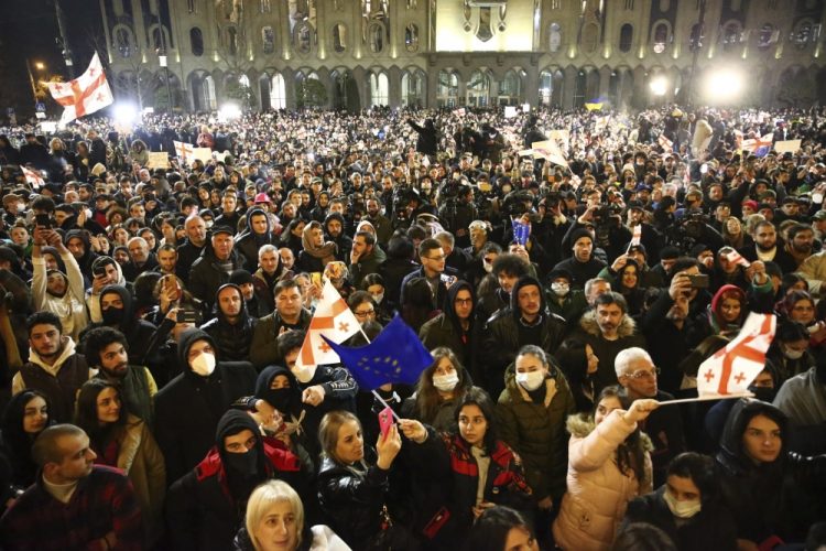 Protestujúci počúvajú rečníka počas zhromaždenia proti návrhu zákona zameraného na obmedzenie vplyvu "zahraničných agentov" pri budove gruzínskeho parlamentu v Tbilisi vo štvrtok 9. marca 2023 (Foto: SITA/AP Photo/Zurab Tsertsvadze)