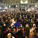 Protestujúci počúvajú rečníka počas zhromaždenia proti návrhu zákona zameraného na obmedzenie vplyvu "zahraničných agentov" pri budove gruzínskeho parlamentu v Tbilisi vo štvrtok 9. marca 2023 (Foto: SITA/AP Photo/Zurab Tsertsvadze)