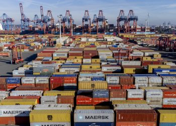 Kontajnery sú nahromadené v prístave v nemeckom Hamburgu v stredu 26. októbra 2022. (Foto: SITA/AP Photo/Michael Probst)