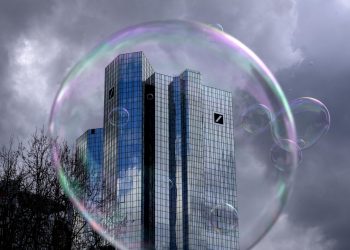 Bubliny vyrobené umelcom z mydlových bublín lietajú pred sídlom Deutsche Bank vo Frankfurte nad Mohanom, Nemecko, v piatok 24. marca 2023 (Foto: SITA/AP Photo/Michael Probst)