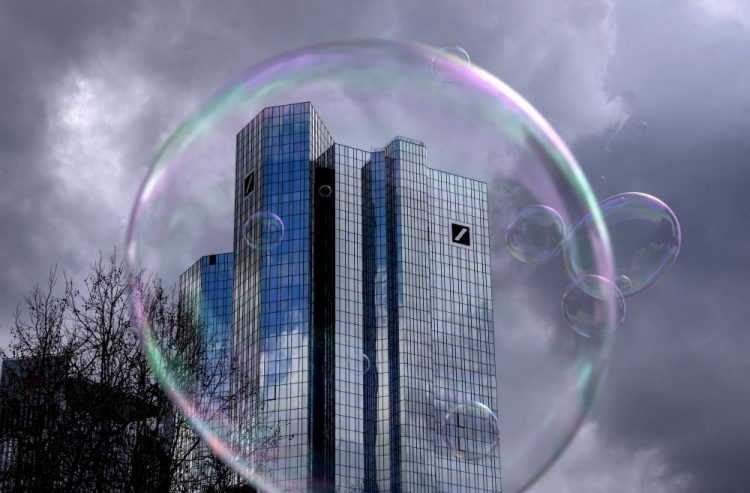 Bubliny vyrobené umelcom z mydlových bublín lietajú pred sídlom Deutsche Bank vo Frankfurte nad Mohanom, Nemecko, v piatok 24. marca 2023 (Foto: SITA/AP Photo/Michael Probst)