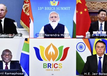 Ldri krajín BRICS, zľava hore v smere hodinových ručičiek, ruský prezident Vladimir Putin, indický premiér Narendra Modi, čínsky prezident Si Ťin-pching, juhoafrický prezident Cyril Ramaphosa a bývalý brazílsky prezident Jair Bolsonaro počas videokonferencie v Naí Dillí, India, vo štvrtok 9. septembra 2021 (Foto: SITA/AP/Tlačová informačná kancelária)