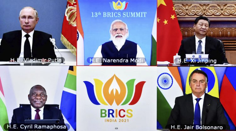 Ldri krajín BRICS, zľava hore v smere hodinových ručičiek, ruský prezident Vladimir Putin, indický premiér Narendra Modi, čínsky prezident Si Ťin-pching, juhoafrický prezident Cyril Ramaphosa a bývalý brazílsky prezident Jair Bolsonaro počas videokonferencie v Naí Dillí, India, vo štvrtok 9. septembra 2021 (Foto: SITA/AP/Tlačová informačná kancelária)