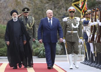 Iránsky prezident Ebráhím Raísí (vľavo) a bieloruský prezident Alexander Lukašenko v Teheráne v pondelok 13. marca 2023 (Foto: SITA/AP/Pavel Arlouski, BelTA)