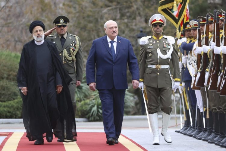 Iránsky prezident Ebráhím Raísí (vľavo) a bieloruský prezident Alexander Lukašenko v Teheráne v pondelok 13. marca 2023 (Foto: SITA/AP/Pavel Arlouski, BelTA)