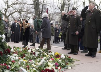 Lotyšskí veteráni salutujú pri kladení kvetov k Pamätníku slobody na pamiatku veteránov druhej svetovej vojny, ktorí bojovali v divíziách Waffen SS, v Rige, Lotyšsko, vo štvrtok 16. marca 2023 (Foto: SITA/AP Photo/Roman Koksarov)