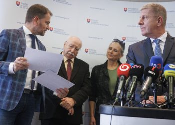 Zľava: Minister financií SR Igor Matovič,  dekan Lekárskej fakulty Univerzity Komenského (LF UK) Bratislava Juraj Šteňo, dekanka Jesseniovej lekárskej fakulty (JLF UK) v Martine Andrea Čalkovská a minister zdravotníctva SR Vladimír Lengvarský počas brífingu ministra zdravotníctva SR a predstaviteľov lekárskych fakúlt na Ministerstve zdravotníctva SR (Foto: SITA/Branislav Bibel)