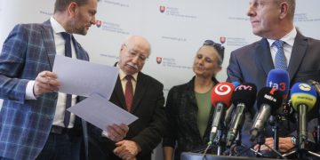 Zľava: Minister financií SR Igor Matovič,  dekan Lekárskej fakulty Univerzity Komenského (LF UK) Bratislava Juraj Šteňo, dekanka Jesseniovej lekárskej fakulty (JLF UK) v Martine Andrea Čalkovská a minister zdravotníctva SR Vladimír Lengvarský počas brífingu ministra zdravotníctva SR a predstaviteľov lekárskych fakúlt na Ministerstve zdravotníctva SR (Foto: SITA/Branislav Bibel)