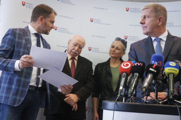 Zľava: Minister financií SR Igor Matovič,  dekan Lekárskej fakulty Univerzity Komenského (LF UK) Bratislava Juraj Šteňo, dekanka Jesseniovej lekárskej fakulty (JLF UK) v Martine Andrea Čalkovská a minister zdravotníctva SR Vladimír Lengvarský počas brífingu ministra zdravotníctva SR a predstaviteľov lekárskych fakúlt na Ministerstve zdravotníctva SR (Foto: SITA/Branislav Bibel)