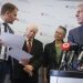 Zľava: Minister financií SR Igor Matovič,  dekan Lekárskej fakulty Univerzity Komenského (LF UK) Bratislava Juraj Šteňo, dekanka Jesseniovej lekárskej fakulty (JLF UK) v Martine Andrea Čalkovská a minister zdravotníctva SR Vladimír Lengvarský počas brífingu ministra zdravotníctva SR a predstaviteľov lekárskych fakúlt na Ministerstve zdravotníctva SR (Foto: SITA/Branislav Bibel)