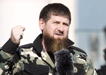 Ramzan Kadyrov gestikuluje pri rozhovore s približne 10 000 vojakmi v Groznom, Rusko, utorok 29. marca 2022 (Foto: SITA/AP Photo)