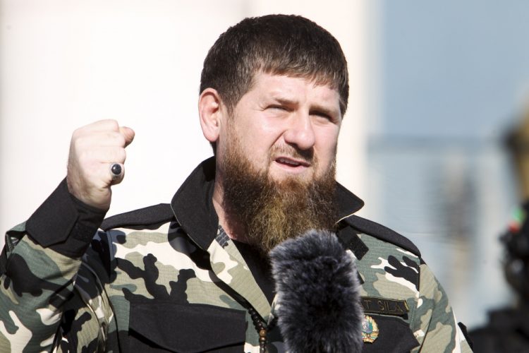 Ramzan Kadyrov gestikuluje pri rozhovore s približne 10 000 vojakmi v Groznom, Rusko, utorok 29. marca 2022 (Foto: SITA/AP Photo)