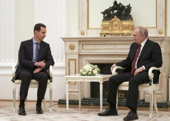 Ruský prezident Vladimir Putin (vpravo) počúva sýrskeho prezidenta Bašára Asada počas ich stretnutia v Kremli v Moskve v stredu 15. marca 2023 (Foto: SITA/AP/Vladimir Gerdo, Sputnik, Kremlin)