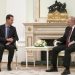 Ruský prezident Vladimir Putin (vpravo) počúva sýrskeho prezidenta Bašára Asada počas ich stretnutia v Kremli v Moskve v stredu 15. marca 2023 (Foto: SITA/AP/Vladimir Gerdo, Sputnik, Kremlin)