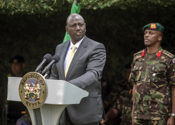 Kenský prezident William Ruto reční počas slávnostného odovzdávania vlajky príslušníkom Kenských obranných síl (KDF) (Foto: SITA/AP Photo/Brian Inganga)