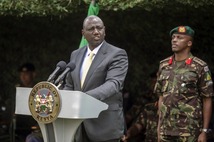 Kenský prezident William Ruto reční počas slávnostného odovzdávania vlajky príslušníkom Kenských obranných síl (KDF) (Foto: SITA/AP Photo/Brian Inganga)