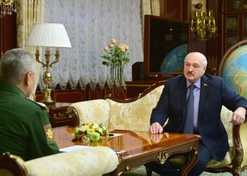Bieloruský prezident Alexander Lukašenko (vpravo) sa stretáva s ruským ministrom obrany Sergejom Šojgu v bieloruskom Minsku v pondelok 10. apríla 2023 (Foto: SITA/AP/Andrej Stasevič/BelTA)