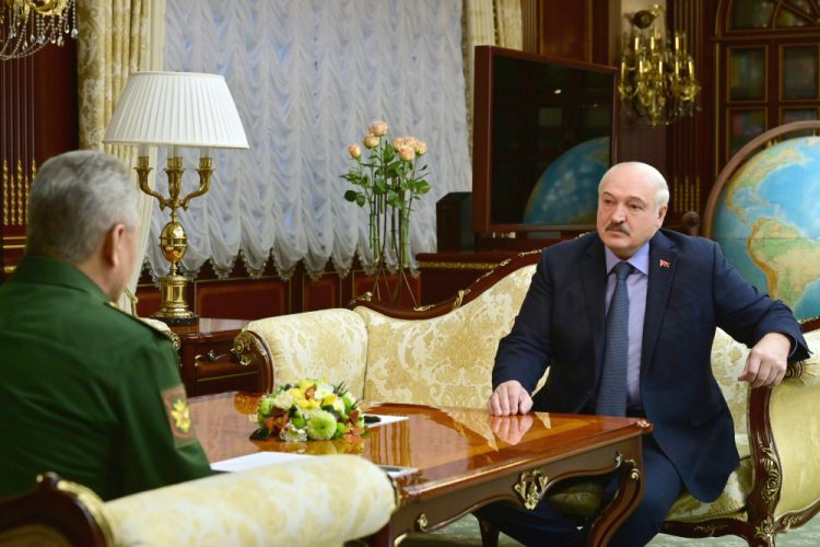 Bieloruský prezident Alexander Lukašenko (vpravo) sa stretáva s ruským ministrom obrany Sergejom Šojgu v bieloruskom Minsku v pondelok 10. apríla 2023 (Foto: SITA/AP/Andrej Stasevič/BelTA)