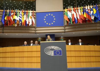 Predsedníčka Európskeho parlamentu Roberta Metsolaová (uprostred) reční počas plenárneho zasadnutia Európskeho parlamentu v Bruseli v stredu 29. marca 2023 (Foto: SITA/AP Photo/Virginia Mayo)