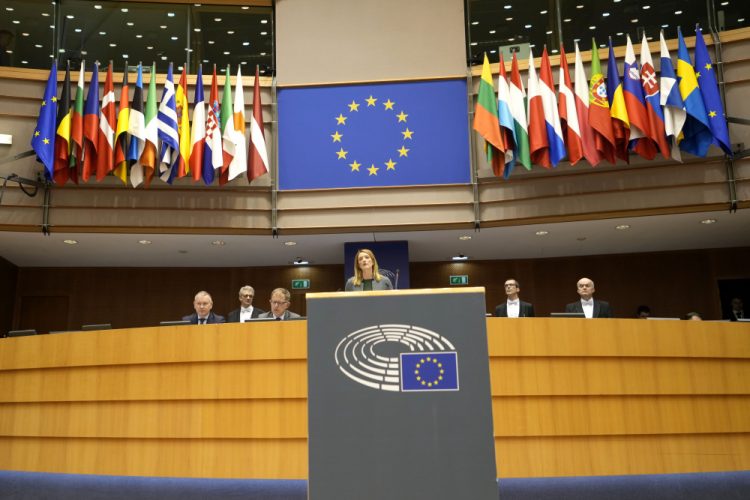 Predsedníčka Európskeho parlamentu Roberta Metsolaová (uprostred) reční počas plenárneho zasadnutia Európskeho parlamentu v Bruseli v stredu 29. marca 2023 (Foto: SITA/AP Photo/Virginia Mayo)