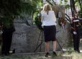 Prezidentka SR Zuzana Čaputová (vľavo) kladie veniec počas pietnej spomienky pri príležitosti Dňa pamiatky obetí komunistického režimu pri pamätníku na bratislavskom Jakubovom námestí. Bratislava, 24. jún 2021 (Foto: SITA/Branislav Bibel)