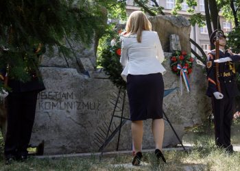 Prezidentka SR Zuzana Čaputová (vľavo) kladie veniec počas pietnej spomienky pri príležitosti Dňa pamiatky obetí komunistického režimu pri pamätníku na bratislavskom Jakubovom námestí. Bratislava, 24. jún 2021 (Foto: SITA/Branislav Bibel)