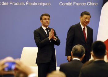 Francúzsky prezident Emmanuel Macron (vľavo) a čínsky prezident Si Ťin-pching sa zúčastňujú na stretnutí francúzsko-čínskej obchodnej rady v Pekingu vo štvrtok 6. apríla 2023 (Foto: SITA/AP/Ludovic Marin)