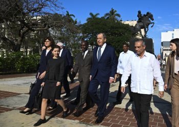 Ruský minister zahraničných vecí Sergej Lavrov (uprostred) odchádza po slávnostnom kladení vencov k pamätníku Josého Martiho v Havane na Kube vo štvrtok 20. apríla 2023 (Foto: SITA/AP/Yamil Lage)