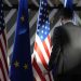 Pracovník upravuje vlajky USA a EÚ pred príchodom šéfa zahraničnej politiky Európskej únie Josepa Borrella a ministra zahraničných vecí Spojených štátov Antonyho Blinkena počas zasadnutia Rady ministrov pre energetiku EÚ - USA v budove Európskej rady v Bruseli v utorok 4. apríla 2023 (Foto: SITA/AP Photo/Virginia Mayo)