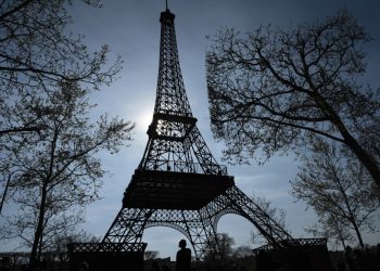 Eiffelova veža, miniatúrna replika vyrobená Philippom Maindronom v Paríži, nedeľa 9. apríla 2023 (Foto: SITA/AP Photo/Lewis Joly)