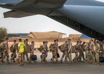 Francúzski vojaci nastupujú do dopravného lietadla C130 amerických vzdušných síl a opúšťajú základňu v Gao v Mali v stredu 9. júna 2021 (Foto: SITA/AP Photo/Jerome Delay)