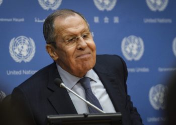 Ruský minister zahraničných vecí Sergej Lavrov počúva počas tlačovej konferencie v OSN v utorok 25. apríla 2023 (Foto: SITA/AP Photo/Bebeto Matthews)