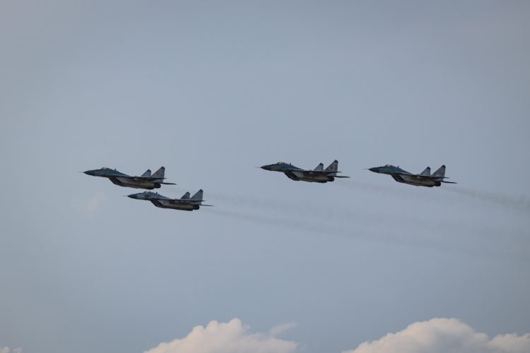 MIG-29 počas rozlúčkového preletu a privítania stíhačiek Českej republiky a Poľska, ktoré symbolicky prevezmú ochranu nášho vzdušného priestoru v rámci Medzinárodných leteckých dní SIAF 2022 na Leteckej základni Malacky - Kuchyňa. Kuchyňa, 27. august 2022 (Foto: SITA/Jana Birošová)