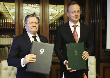 Generálny riaditeľ štátnej energetickej korporácie Rosatom Alexej Lichačev (vľavo) a minister zahraničných vecí a obchodu Maďarska Peter Szijjarto pózujú po podpise dokumentu počas stretnutia v Moskve v Rusku v utorok 11. apríla 2023 (Foto: SITA/AP/Ivan Fedorenko)