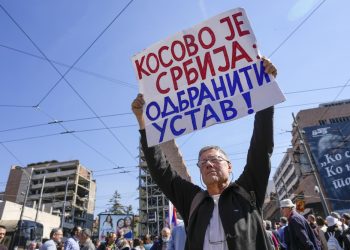 Muž drží transparent s nápisom: "Kosovo je Srbsko: bráňte ústavu!" počas "varovného protestu" proti 11-bodovému plánu, ktorý predstavitelia USA a Európskej únie prezentovali ako východisko z desaťročia trvajúceho problému medzi Srbskom a Kosovom (Foto: SITA/AP Photo/Darko Vojinovič)