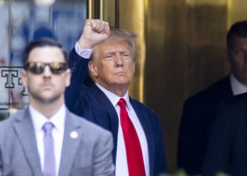 Bývalý prezident Trump odchádza z Trump Tower na trestný súd na Manhattane v New Yorku v utorok 4. apríla 2023. Trump bude zadržaný a obvinený z obvinení vyplývajúcich z platieb za mlčanie počas jeho kampane v roku 2016 (Foto: SITA/AP Photo/Corey Sipkin)
