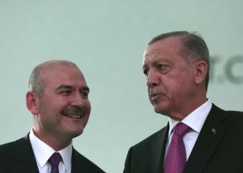 Turecký prezident Recep Tayyip Erdogan (vpravo) sa rozpráva s ministrom vnútra Suleymanom Soyluom (Foto: SITA/AP Photo/Burhan Ozbilici)
