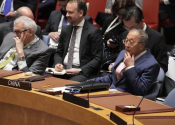 Stály zástupca Číny pri OSN Zhang Jun reční počas zasadnutia Bezpečnostnej rady OSN v pondelok 24. apríla 2023 v sídle OSN (Foto: SITA/AP Photo/John Minchillo)