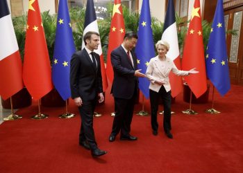 Čínsky prezident Si Ťin-pching (uprostred), jeho francúzsky náprotivok Emmanuel Macron (vľavo) a predsedníčka Európskej komisie Ursula von der Leyenová sa stretávajú na pracovnom rokovaní v Pekingu vo štvrtok 6. apríla 2023 (Foto: SITA/AP/Ludovic Marin)