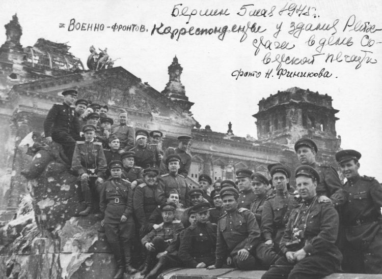 Skupinový portrét sovietskych korešpondentov pri budove Reichstagu. Berlín, 5. mája 1945. V strede fotografie M. Redkin v dolnej časti, N. Kiselev úplne vľavo hore. Autor: Nikolaj Finikov (Foto: vk.com/rkka/ Фотоархив РККА )