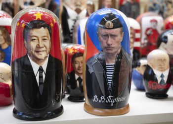 Ruské bábiky matriošky s portrétmi čínskeho prezidenta Si Ťin-pchinga (vľavo) a ruského prezidenta Vladimira Putina sú vystavené medzi ostatnými bábikami na predaj v obchode so suvenírmi v Moskve v Rusku v utorok 21. marca 202  (Foto: SITA/AP Photo/Dmitry Serebryakov)