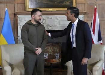 Britský premiér Rishi Sunak (vpravo) sa rozpráva s ukrajinským prezidentom Volodymyrom Zelenským pred bilaterálnym stretnutím v Chequers, oficiálnom sídle premiéra, v anglickom Aylesbury v pondelok 15. mája 2023. Zelenskyj bol v pondelok v Británii v rámci svojho európskeho turné, keď verný spojenec Kyjeva sľúbil, že v snahe zmeniť priebeh vojny poskytne Ukrajine ďalšie stovky rakiet a útočných dronov (Foto: SITA/AP/Carl Court)