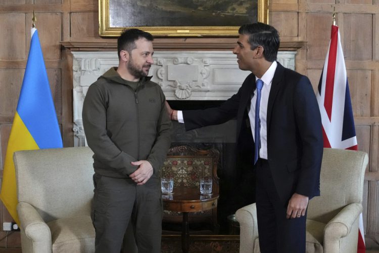 Britský premiér Rishi Sunak (vpravo) sa rozpráva s ukrajinským prezidentom Volodymyrom Zelenským pred bilaterálnym stretnutím v Chequers, oficiálnom sídle premiéra, v anglickom Aylesbury v pondelok 15. mája 2023. Zelenskyj bol v pondelok v Británii v rámci svojho európskeho turné, keď verný spojenec Kyjeva sľúbil, že v snahe zmeniť priebeh vojny poskytne Ukrajine ďalšie stovky rakiet a útočných dronov (Foto: SITA/AP/Carl Court)