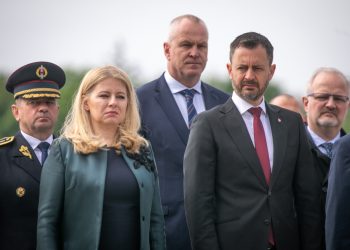 Zľava v popredí: Prezidentka SR Zuzana Čaputová a dočasne poverený premiér SR Eduard Heger počas kladenia vencov k Hrobu neznámeho vojaka na Rázusovom nábreží v Bratislave pri príležitosti 78. výročia ukončenia 2. svetovej vojny. Bratislava, 8. máj 2023 (Foto: SITA/Diana Černáková)