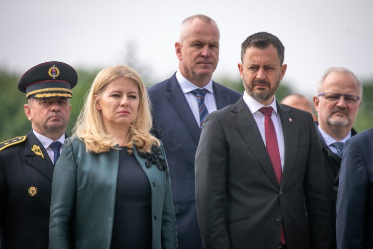 Zľava v popredí: Prezidentka SR Zuzana Čaputová a dočasne poverený premiér SR Eduard Heger počas kladenia vencov k Hrobu neznámeho vojaka na Rázusovom nábreží v Bratislave pri príležitosti 78. výročia ukončenia 2. svetovej vojny. Bratislava, 8. máj 2023 (Foto: SITA/Diana Černáková)