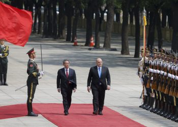 Ruský premiér Michail Mišustin (uprostred vpravo) a čínsky premiér Li Čchiang sa zúčastňujú na uvítacom ceremoniáli v Pekingu v Číne v stredu 24. mája 2023 (Foto: SITA/AP/Thomas Peter)